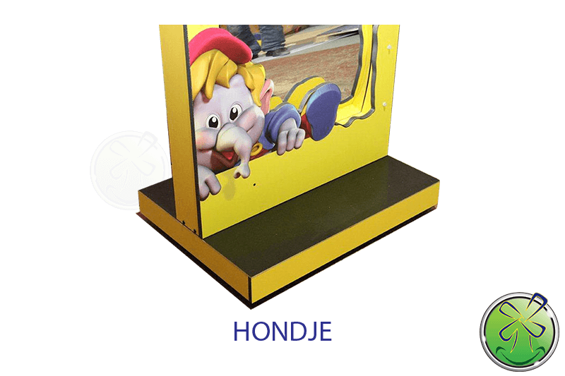 Maak uw lachspiegel verrijdbaar, dit hondje is voorzien van 2 zwenkwielen en 2 bokwielen zodat u de lachspiegel gemakkelijk kunt vervoeren binnen 1 locatie.