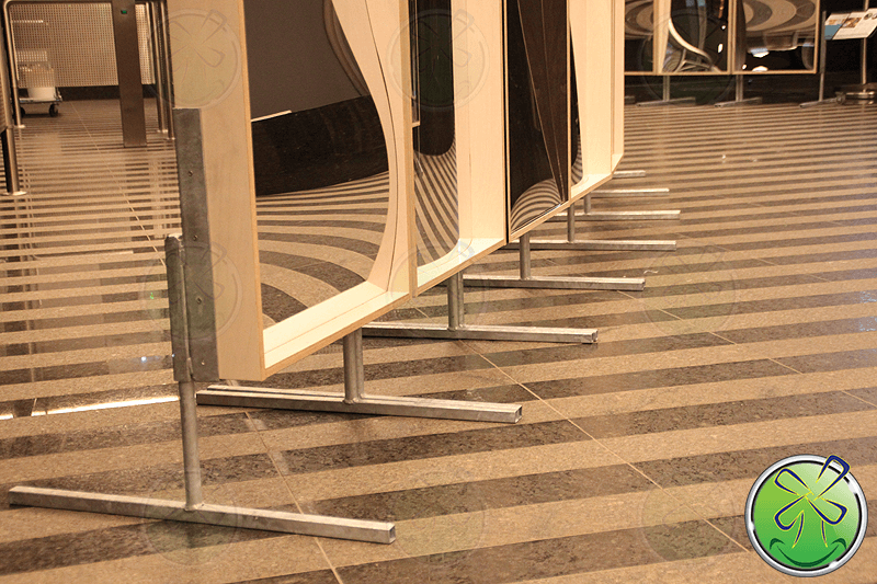 In een halve cirkel.