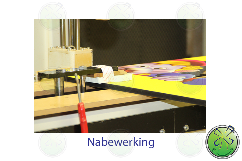 Maatwerk lachspiegels voor Intertoys, nabewerking van de frontlijsten.