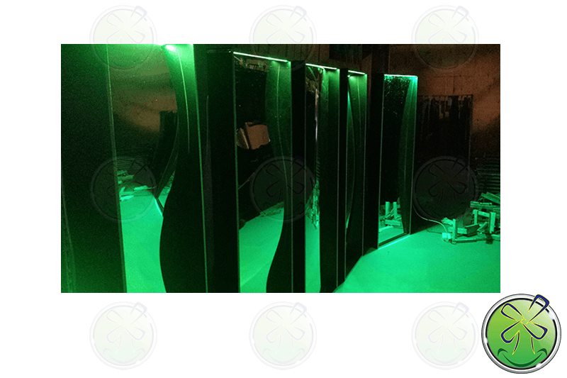 Ledverlichting in de bovenlijst van de lachspiegel.