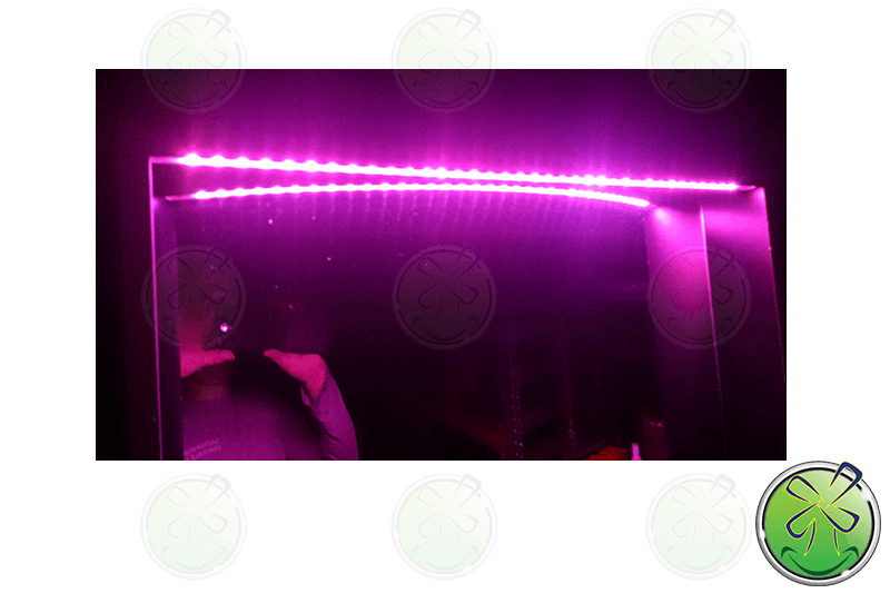 Ledverlichting in de bovenlijst kan ideaal zijn als uw lachspiegels in een donkere ruimte geplaatst staan zoals bij dit Kartcentrum in Amsterdam.