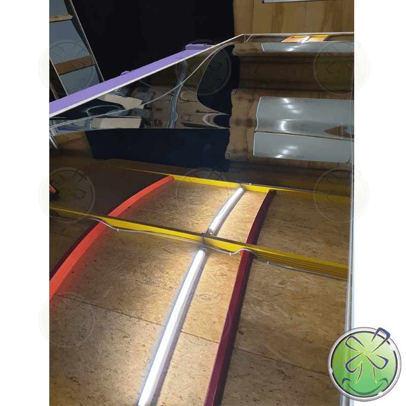 Lastig te zien wellicht maar de binnenzijde van de lijst is ook bekleed met spiegelplaat.