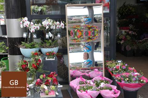 Laughing mirrors as an extra eye catcher are rented out to a flower shop