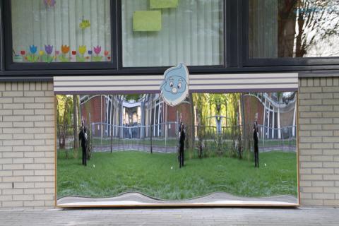 Day nursery with a laughing mirror model Amsterdam XXL on the outside.