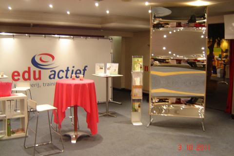 Do you want a good eye-catcher on your exhibition stand? Your potential customers cannot ignore our XXL mirror!