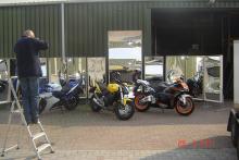 Der Fotograf des Motorradmagazins Moto 73 in Aktion, um den Lachspiegel in Kombination mit dem Motorrad richtig zu fotografieren. Der Fotograf des Motorradmagazins Moto 73 in Aktion, um den Lachspiegel in Kombination mit dem Motorrad richtig zu fotografieren.