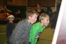 Des enfants complètement sous le charme d'un miroir riant lors de la soirée enfants 2010
