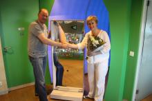 Ronald Kooij übergibt einen schönen mobilen Smiley-Spiegel an Marijke Peer von Kinderstad.