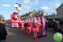 De loopgroep van Carnavalsvereniging Geval Apart uit Zwaag met onze lachspiegels.